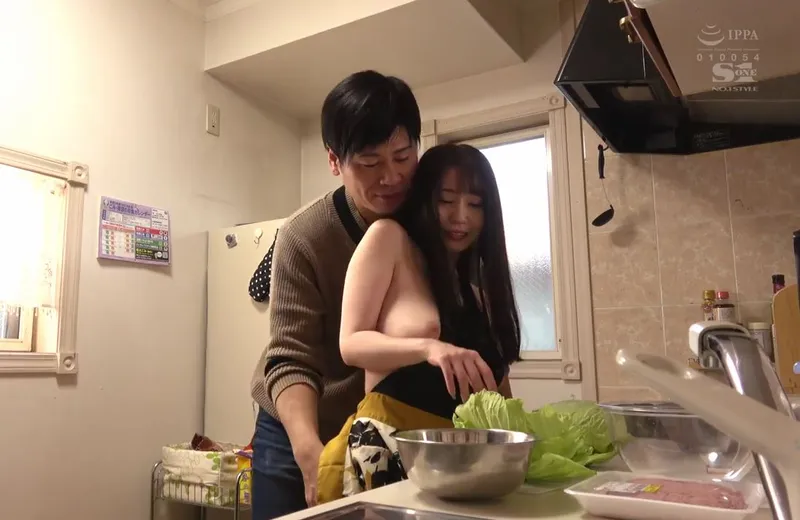 Nghi ngờ cô vợ cắm sừng, chồng lén lắp camera và chứng kiến tất cả